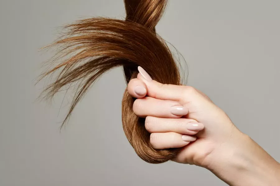 Волосы электризуются: причины и решения