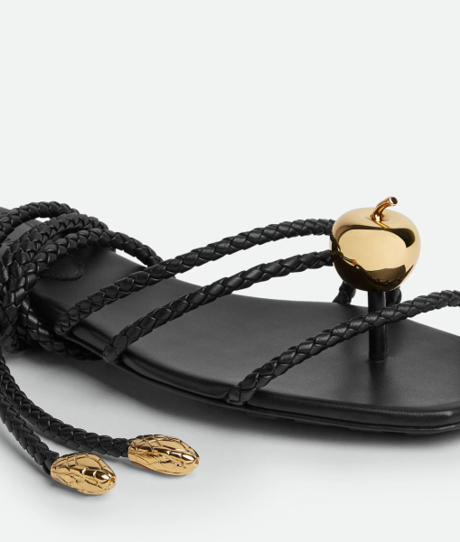 www.bottegaveneta.com