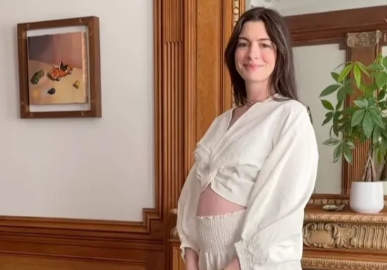 @annehathaway