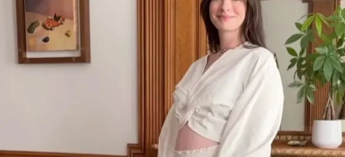@annehathaway