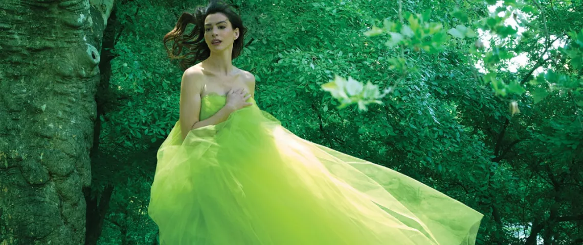 @annehathaway