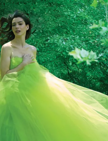 @annehathaway