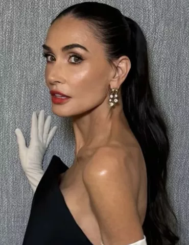 Соцсети Деми Мур