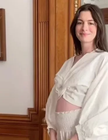 @annehathaway